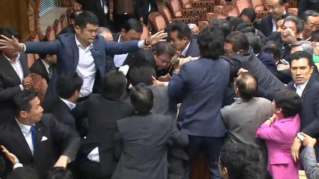 fight-japan-parliament.jpg