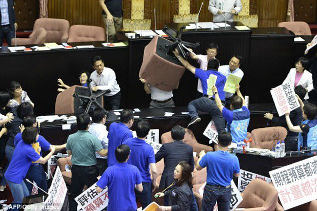 taiwan-parliament-fight.jpg